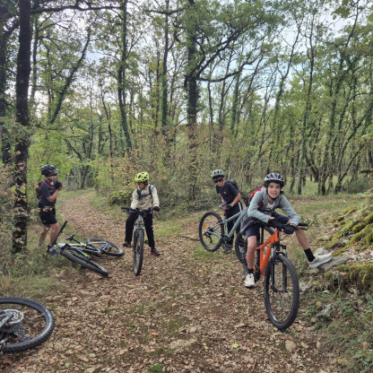 Le sourire des jeunes de l'école de vélo - Petite halte en forêt ce samedi 17 octobre.