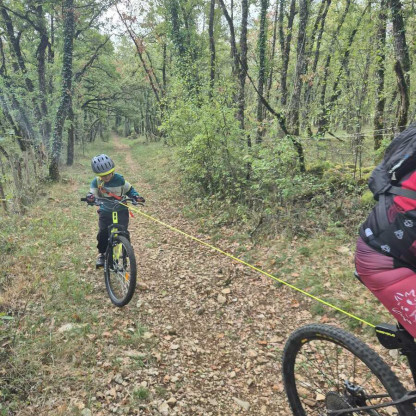 Le sourire des jeunes de l'école de vélo - Lorsque la pente est trop raide ou que la fatigue se fait sentir, il y a toujours une solution.